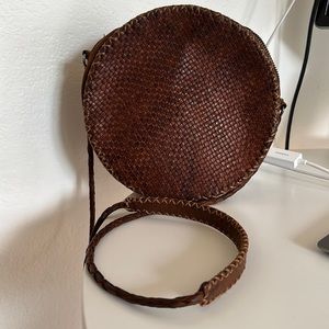 Round En Shalla handmade leather bag